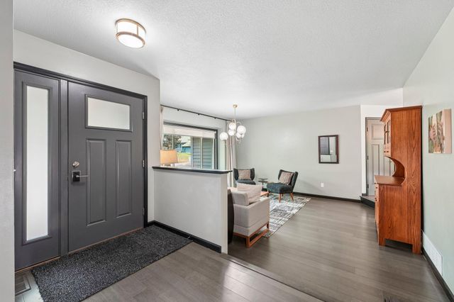 5558 Chatsworth Street N, Shoreview, MN 55126