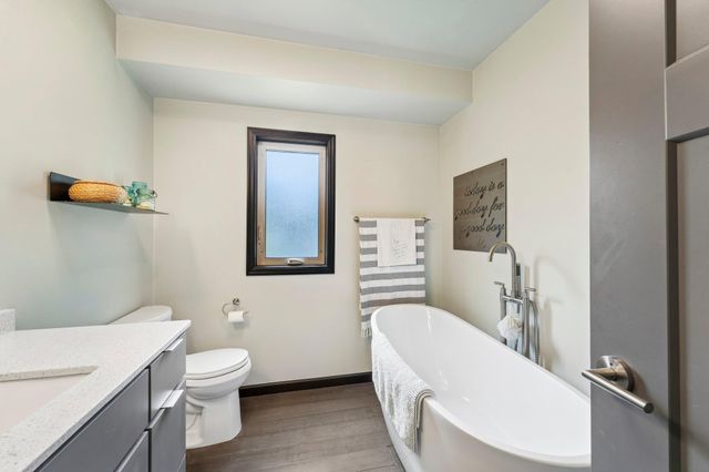 5558 Chatsworth Street N, Shoreview, MN 55126