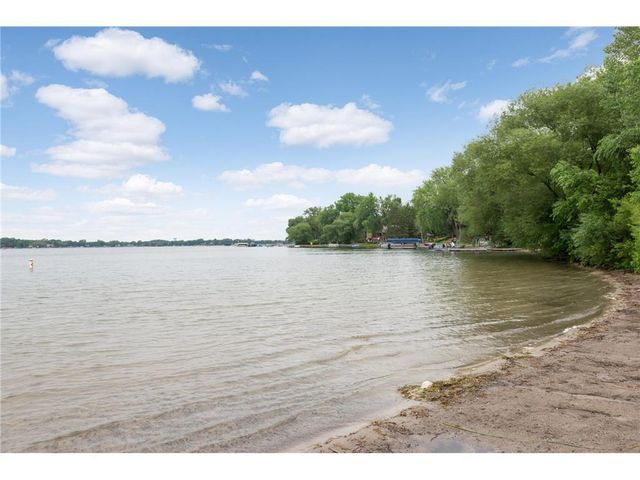5558 Chatsworth Street N, Shoreview, MN 55126