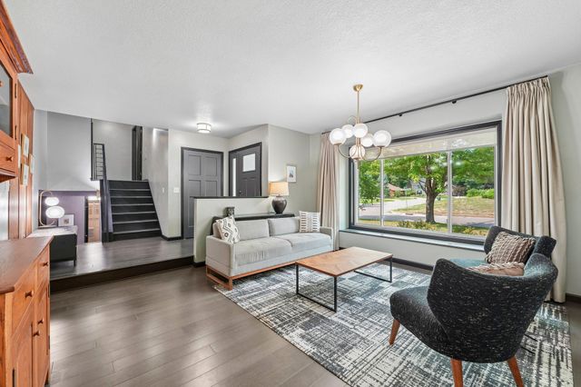 5558 Chatsworth Street N, Shoreview, MN 55126