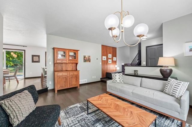 5558 Chatsworth Street N, Shoreview, MN 55126