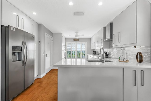 2300 AVENUE B, Bradenton Beach, FL 34217