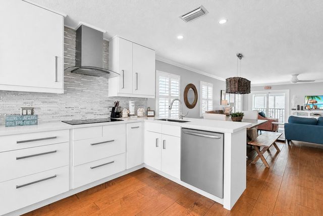 2300 AVENUE B, Bradenton Beach, FL 34217