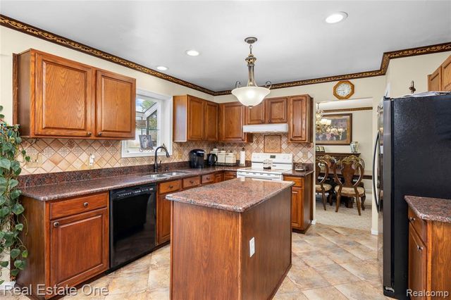 865 Drakeshire Drive, Commerce Twp, MI 48390