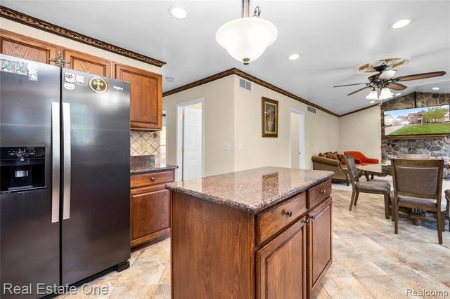 865 Drakeshire Drive, Commerce Twp, MI 48390