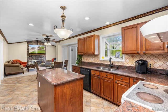 865 Drakeshire Drive, Commerce Twp, MI 48390