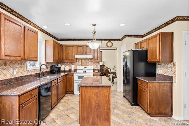 865 Drakeshire Drive, Commerce Twp, MI 48390