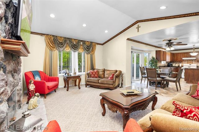 865 Drakeshire Drive, Commerce Twp, MI 48390