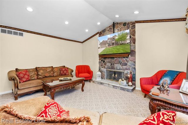 865 Drakeshire Drive, Commerce Twp, MI 48390