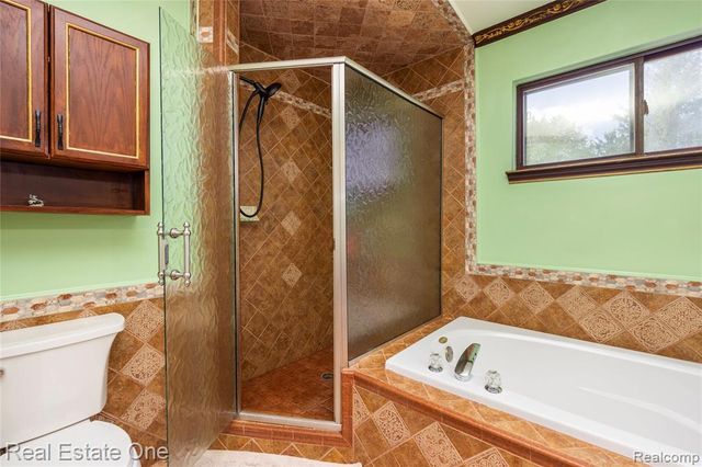 865 Drakeshire Drive, Commerce Twp, MI 48390