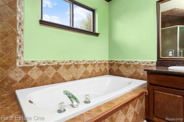 865 Drakeshire Drive, Commerce Twp, MI 48390