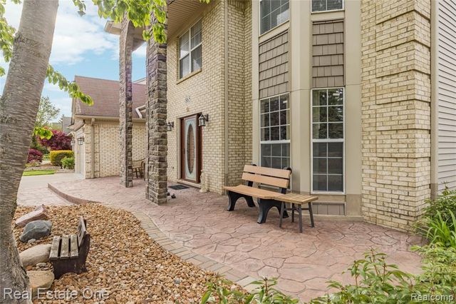 865 Drakeshire Drive, Commerce Twp, MI 48390