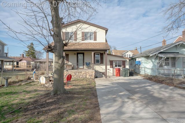 22453 E 10 Mile Road, St. Clair Shores, MI 48080