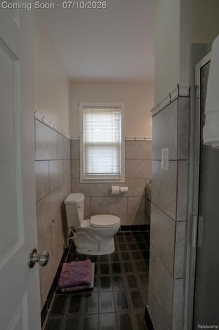22453 E 10 Mile Road, St. Clair Shores, MI 48080