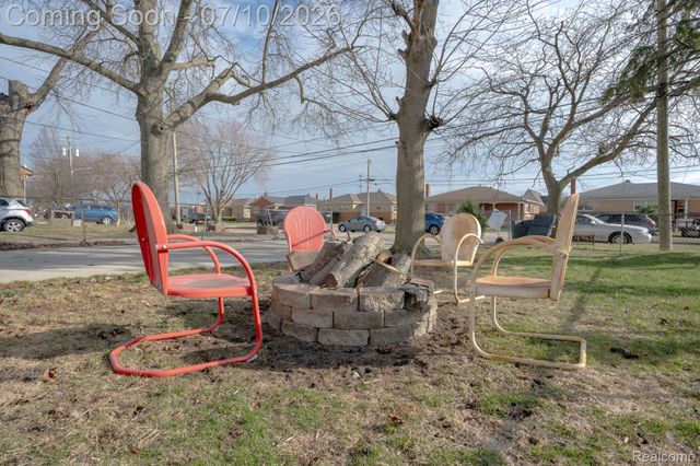 22453 E 10 Mile Road, St. Clair Shores, MI 48080