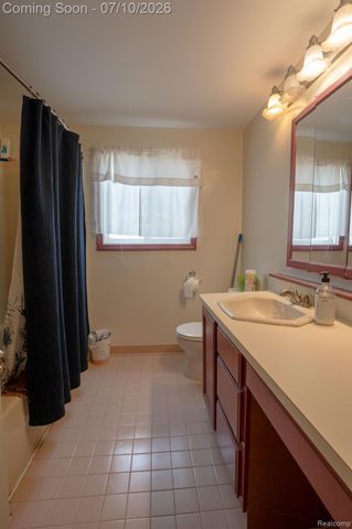 22453 E 10 Mile Road, St. Clair Shores, MI 48080