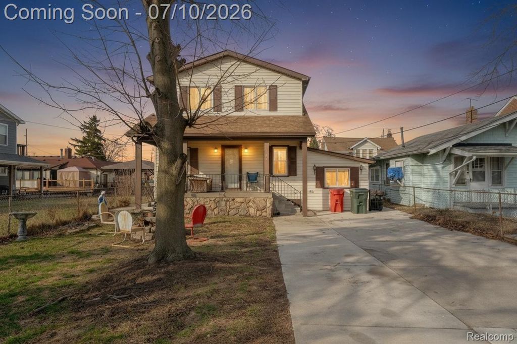22453 E 10 Mile Road, St. Clair Shores, MI 48080