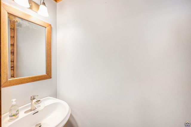 1643 SW Hodges RD, Topeka, KS 66615