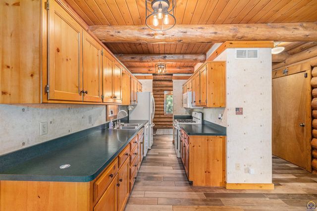 1643 SW Hodges RD, Topeka, KS 66615