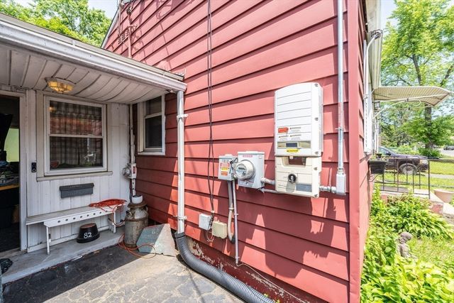82 Redfern Drive, Springfield, MA 01109