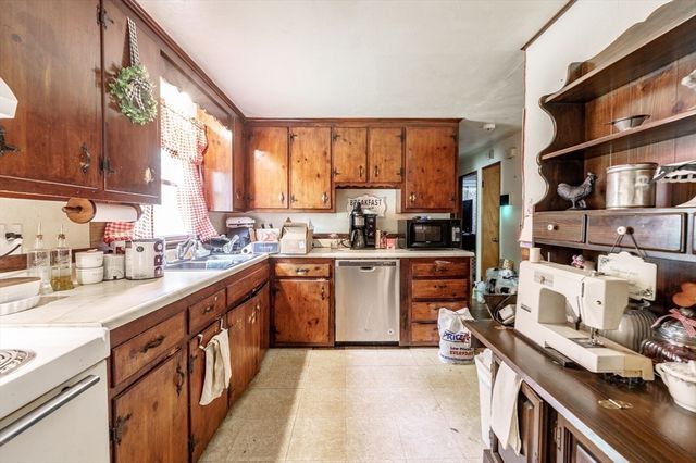 82 Redfern Drive, Springfield, MA 01109