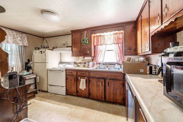 82 Redfern Drive, Springfield, MA 01109
