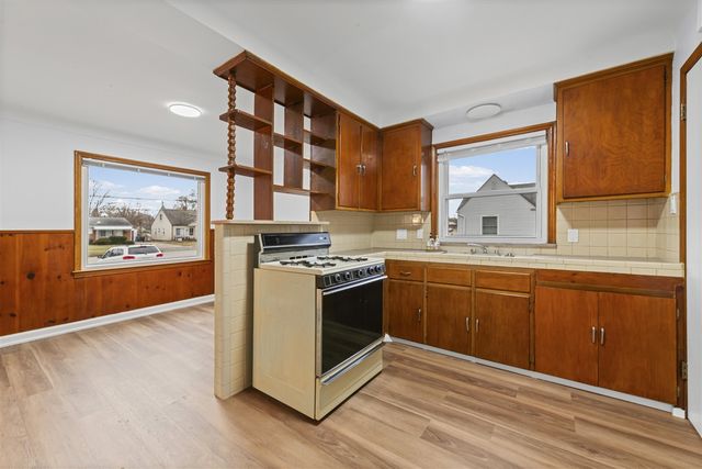 15887 Beech Daly, Redford, MI 48239