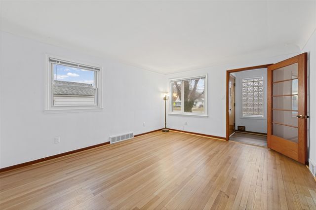 15887 Beech Daly, Redford, MI 48239