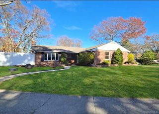 11 Hill Street, Ronkonkoma, NY 11779