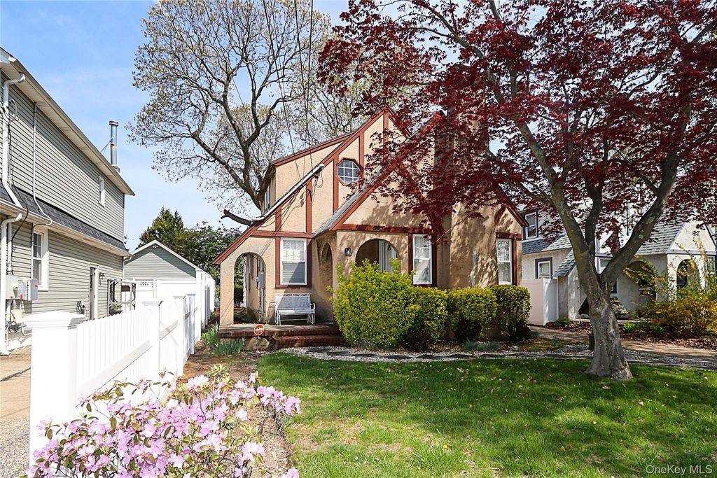 987 Kings Parkway, North Baldwin, NY 11510