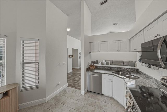 8601 COTTONWAY LANE, Tampa, FL 33635