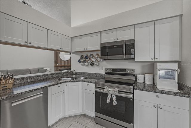 8601 COTTONWAY LANE, Tampa, FL 33635