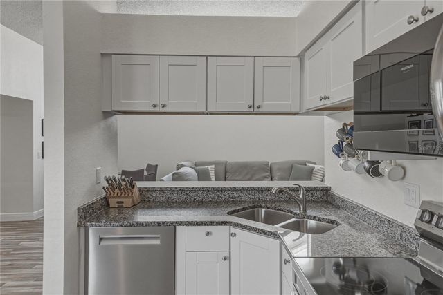 8601 COTTONWAY LANE, Tampa, FL 33635