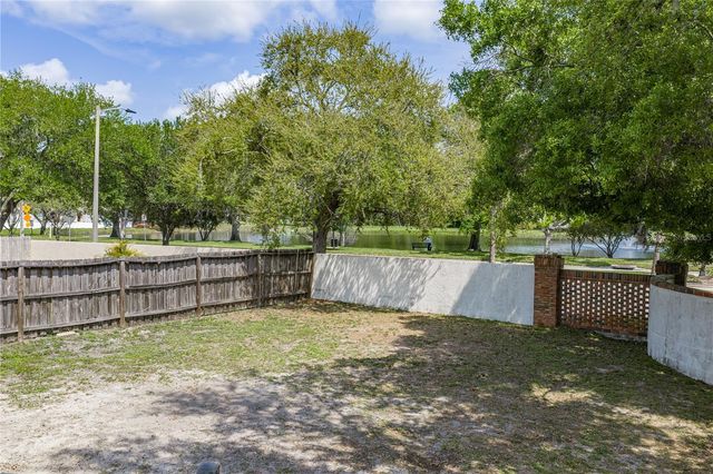 8601 COTTONWAY LANE, Tampa, FL 33635