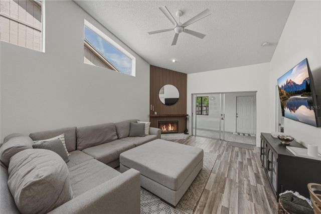 8601 COTTONWAY LANE, Tampa, FL 33635