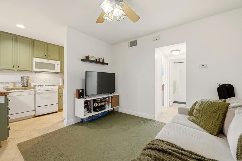 Image 9 of property listing at 5931 Howell Drive 7, La Mesa, CA 91942