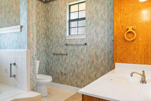 2075 Ceylon Rd, Pensacola, FL 32526