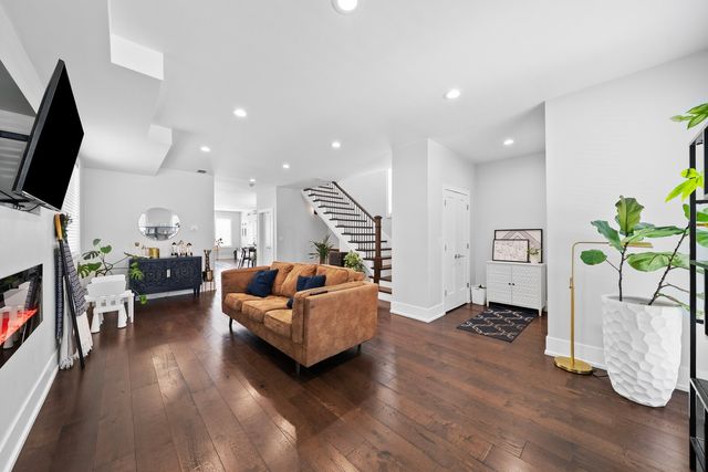 839 S 18th Avenue, Maywood, IL 60153