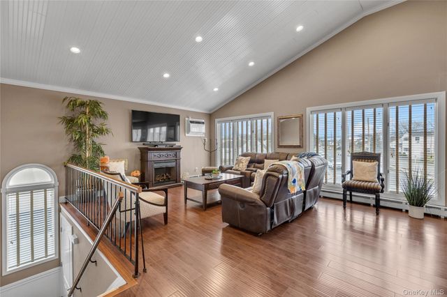 134 W Lido Promenade, Lindenhurst, NY 11757