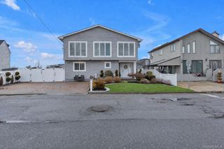 134 W Lido Promenade, Lindenhurst, NY 11757