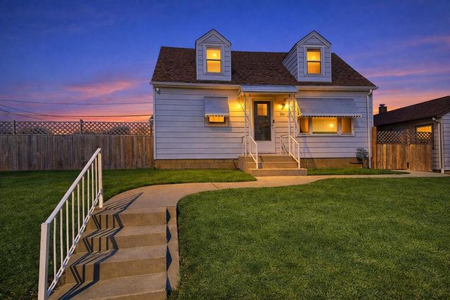 922 W Eden PLACE, Milwaukee, WI 53221