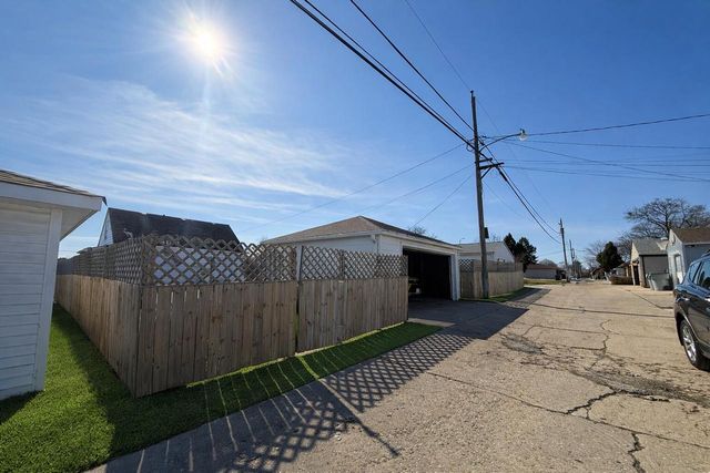 922 W Eden PLACE, Milwaukee, WI 53221