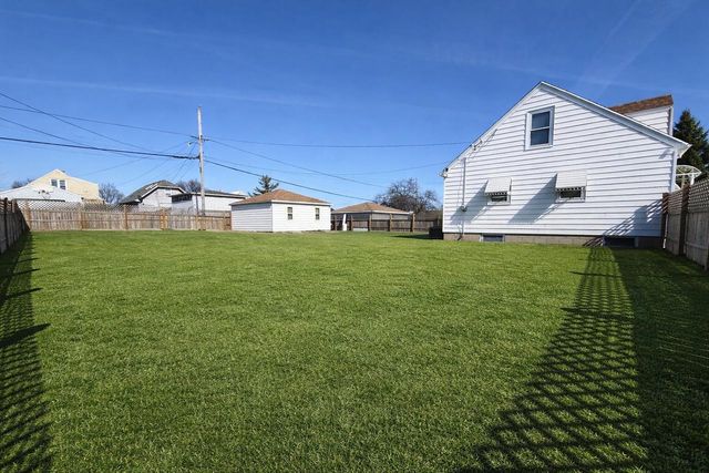 922 W Eden PLACE, Milwaukee, WI 53221