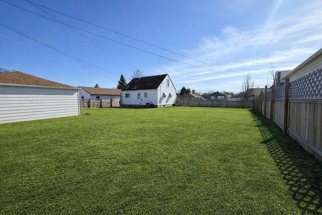 922 W Eden PLACE, Milwaukee, WI 53221