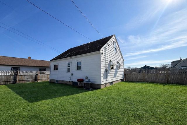 922 W Eden PLACE, Milwaukee, WI 53221