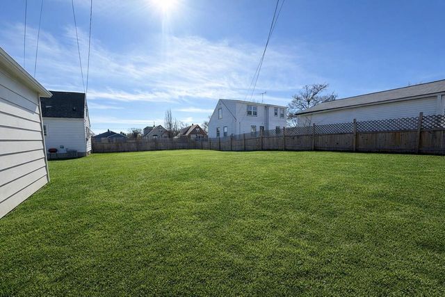 922 W Eden PLACE, Milwaukee, WI 53221