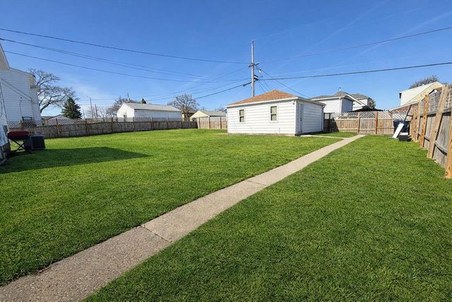 922 W Eden PLACE, Milwaukee, WI 53221