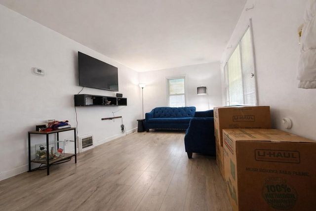 922 W Eden PLACE, Milwaukee, WI 53221