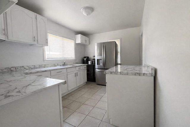 922 W Eden PLACE, Milwaukee, WI 53221