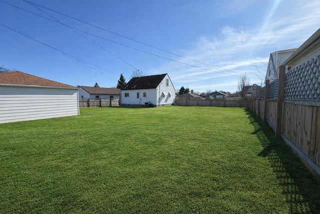 922 W Eden PLACE, Milwaukee, WI 53221